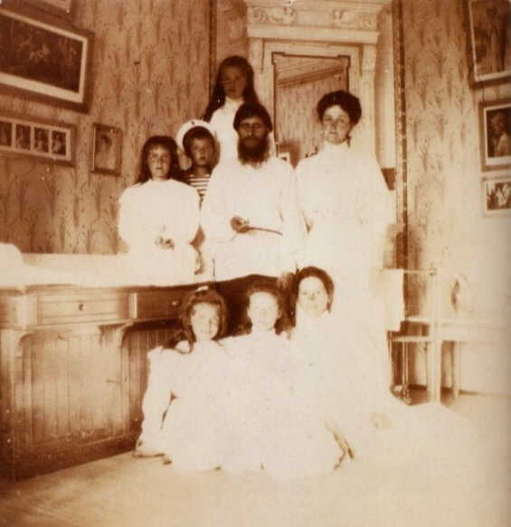 5. Chapter 1 Photo 3 - 1908 Tsarskoe Selo with OTMA + Vyshnyakova + AF